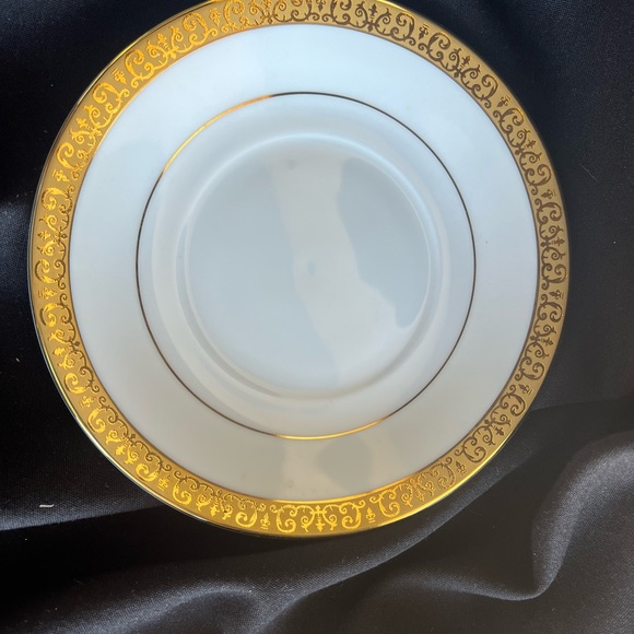 Flat Cup & Saucer Set
Gold Buffet
by ROYAL GALLERY set of 2 - Picture 3 of 7